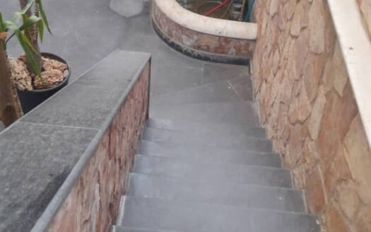 للإيجار مكتب ارضي تجاري في المزرعة